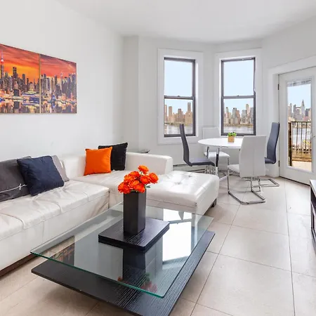 Massive 7-Bedroom 4-Bathroom Duplex 20 Min To Nyc